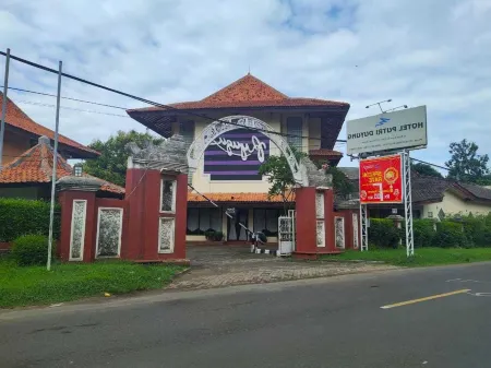 RedDoorz Plus Near Tugu Mercusuar Anyer Отели в г. Серанг