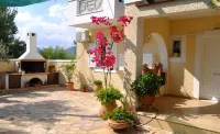 Treehouse Holiday Homes Hotels near Historical and Folklore Museum of Hermione