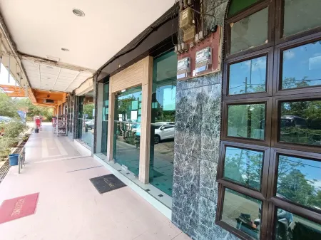 Winton Hotel Отели рядом с достопримечательностью «Таман Рекриси Тасайк Чатин Ментакаб»