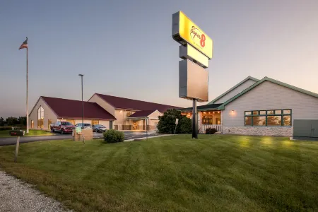 Super 8 by Wyndham Sturtevant/Racine