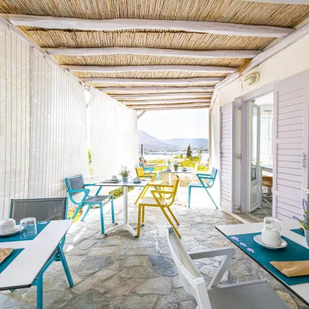 Akrotiri Hotel