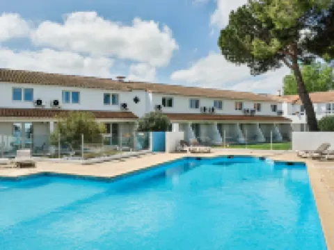 Artemia Aigues-Mortes - Hotel Avec Piscine Hotels in Gard