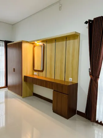 EMAIGI HOMESTAY by Premier Guesthouse Отели рядом с достопримечательностью «Sari Temple»