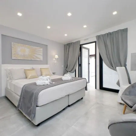 Roman Holiday Suites Отели рядом с достопримечательностью «Базилика Санта-Парасседе»