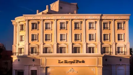 Hotel le Royal Park Отели рядом с достопримечательностью «Sri Aabath Sagaya Anjaneya Swamy Alayam»