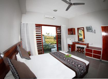 Smugglers Cove Beach Resort & Hotel