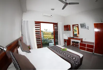 Smugglers Cove Beach Resort & Hotel Отели в г. 