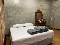 Yaowarate Sport Club and Resort Hotel dekat Wat Nong Khong
