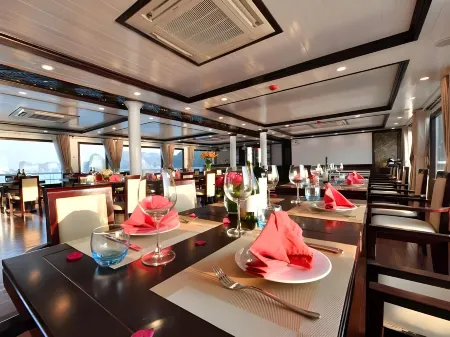 Halong Sapphire Cruise Отели рядом с достопримечательностью «Stone Incense Burner»