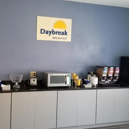 Days Inn by Wyndham Macon I-75 North