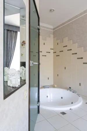 Golden Hotel (Голден)