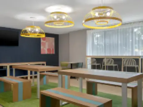 スパーク バイ ヒルトン モンゴメリー イーストチェイス モントゴメリーのホテル