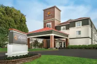 La Quinta Inn & Suites by Wyndham Latham Albany Airport Hotels in Troy