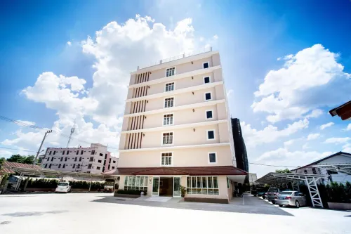 P.A. Thani Hotel - parking