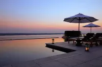 THE ERAVATI Sule Grand Yangon - Pools