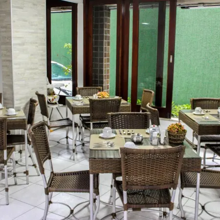 Abrolhos Praia Hotel Отели рядом с достопримечательностью «Пляж Мейрелеш»
