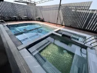Kiwi Beachside Hotel & Cafe Da Nang Hotels near Monkey Mountain