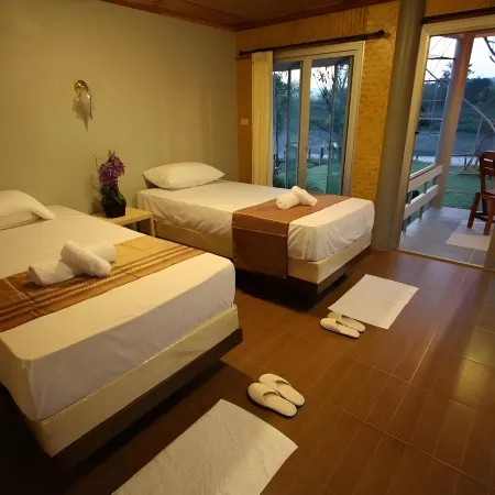 Lumphachi Lakehill Resort Отели рядом с достопримечательностью «Боеклуенг Хотспринг»