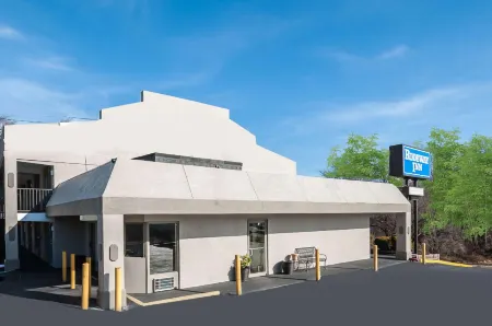 Econo Lodge Отели рядом с достопримечательностью «Belmont Manor & Historic Park»