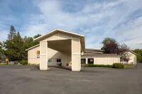 Super 8 by Wyndham St. Regis Hotels in Saint Regis