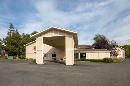 Super 8 by Wyndham St. Regis