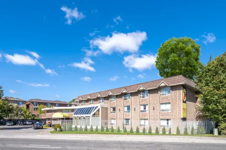 Super 8 by Wyndham Toronto East on