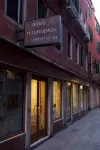 Hotel Commercio & Pellegrino Hotels near Bridge of Sighs