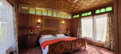 Lily of the World Houseboat Hotels in Nigeen Lake