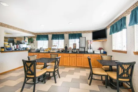 Days Inn & Suites by Wyndham Wichita Отели в г. Уичито