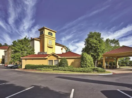 La Quinta Inn & Suites by Wyndham Birmingham Homewood Отели рядом с достопримечательностью «Университет Самфорд»