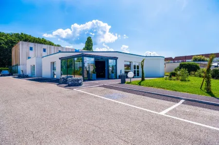 Kyriad Annemasse - Geneve Отели в г. Бон