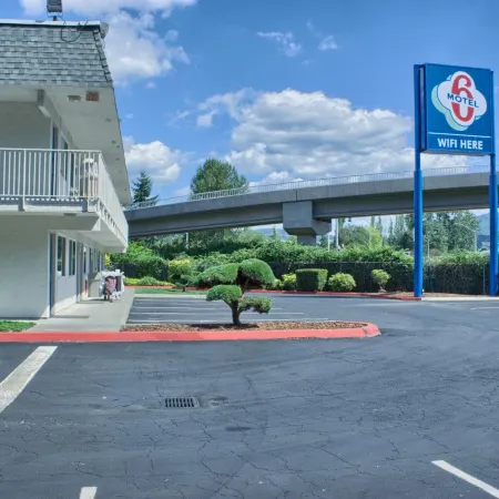 Motel 6 Issaquah, WA - Seattle - East