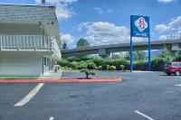Motel 6 Issaquah, WA - Seattle - East - parking