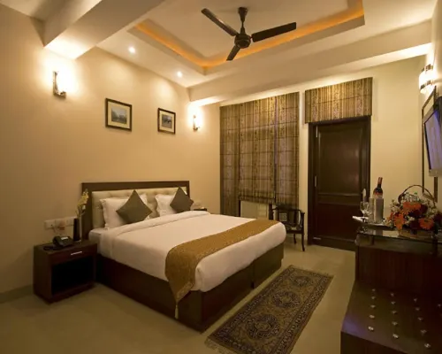 Red Maple Bed & Breakfast Hotels near Thyagaraj Stadium