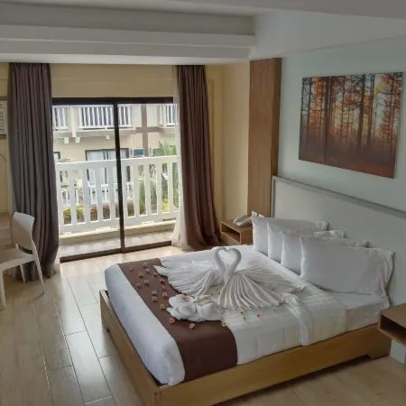 Aquamira Hotel & Resort