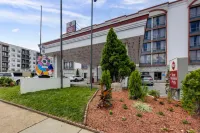 Best Western Plus Music Row Hotels near Parnassus Books