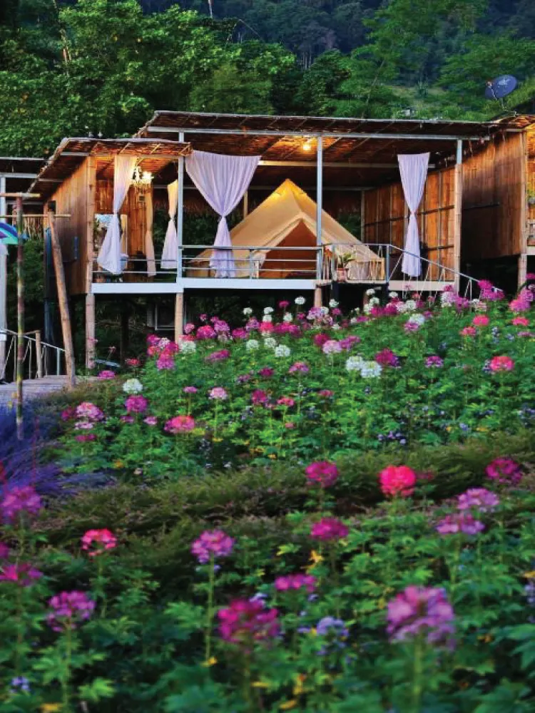 ห้องเตียงใหญ่ พร้อมวิวสวน