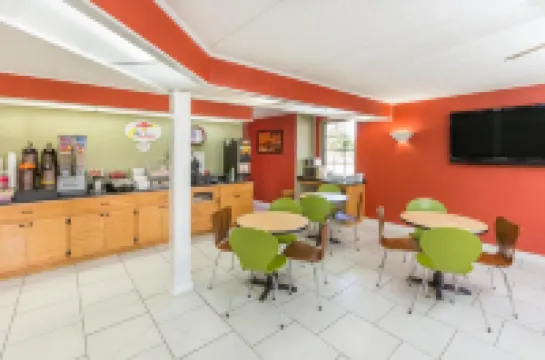 Super 8 by Wyndham Dothan