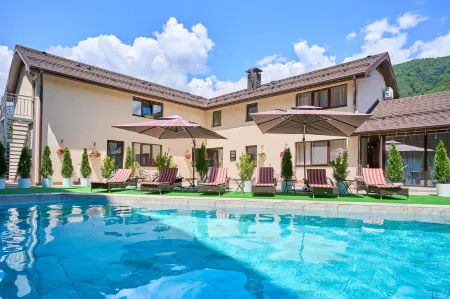 Astra de Rosa (Астра де Роза) Отели рядом с достопримечательностью «Смотровая поляна 960»