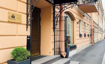 Statskij Sovetnik Na Kustarnom Hotel