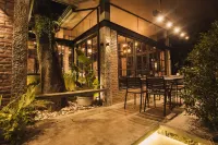 The Flying Fish Hostel - Hostels