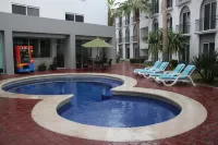 Seven Crown Express & Suites by Kavia - Pools
