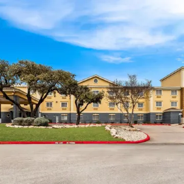 Quality Inn & Suites Airport North - Stone Oak