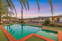 Plainsman Motel - parking