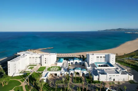 The St. Regis la Bahia Blanca Resort, Tamuda Bay Отели рядом с достопримечательностью «Eden Plage»