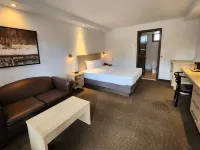 Ramada by Wyndham Laval โรงแรมในลาวาล