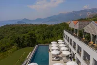 Vivid Blue Serenity Resort - parking