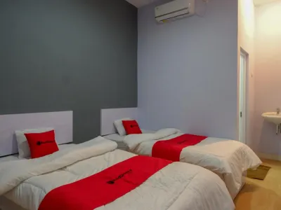 RedDoorz Near Pasar Batang Hotels in Tegalsari