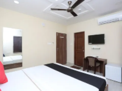 Hotel Adish โรงแรมในCuttack