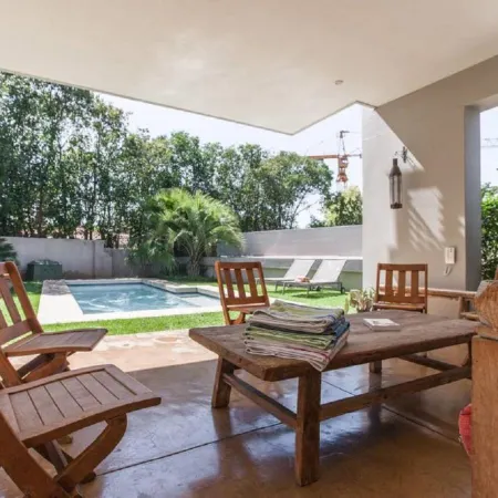 Houghton Place Отели рядом с достопримечательностью «Торговый центр Killarney»